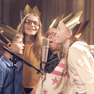 Sternsinger-Kinder aus dem Bistum Erfurt singen den Sternsinger-Song im Tonstudio