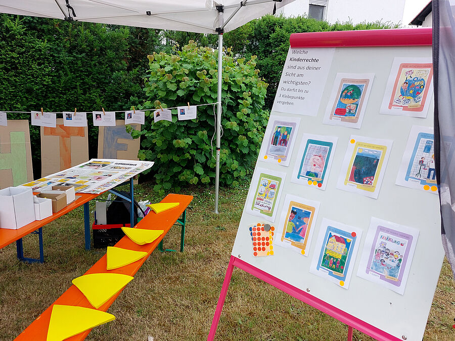 Kinderrechte-Infostand beim Pfarrfest in Groß-Gerau // © Tobias Sattler, Sternsingeraktion Groß-Gerau/Büttelborn