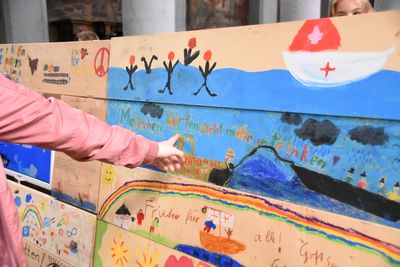 Kinder wollen "Leben retten!" - ein symbolisches Rettungsboot aus rund 600 bunten Planken in der Aachener Citykirche. 