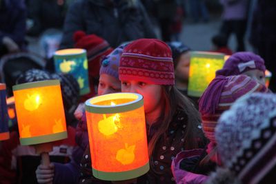 Beim Sankt Martinsumzug in Buxheim folgen die Kinder mit ihren Laternen. 