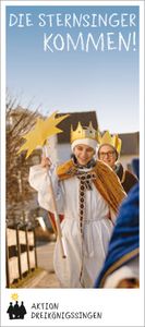 Ein Werbeplakat der Aktion Dreikönigssingen. Abgebildet sind Sternsinger die unterwegs sind. Die Sternsinger tragen Kronen, den Stern und die traditionellen Gewänder der Heiligen Drei Könige. Oben steht die Sternsinger kommen. Unten ist das Logo vom Kindermissionswerk.