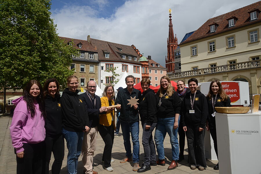 Los geht's! Mit dem Start auf dem Katholikentag begann unsere Staffelstab-Aktion. Wir freuen uns auf eure Ideen und Aktionen. Wir verraten schon jetzt: Auch Willi Weitzel ist dabei, und weitere spannende Überraschungen sind bereits in Planung. // © Christian Schnaubelt