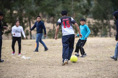 Rolando Rafael Fernandez (17) blüht beim Fußballspiel mit den Freunden auf - Jugendgruppe "Angeles de Shudal" trifft sich jeden Samstag auf dem Fußballplatz im Stadtteil Pacha Alta. Die Jugendlichen sind:  Rolando, 17 (graues T-Shirt mit Rolando-Schriftzug), Susan, 13 (bunte Leggin), Rosa, 14 (weißer Pullover), Ana Melva, 16 (Zopf), David, 15 (dunkle Jeans), Eber, 14 (blaue Jeans und Kaputzenpulliu), Bewegung „Micanto - José Obrero“, Cajamarca, Peru; Foto: Florian Kopp