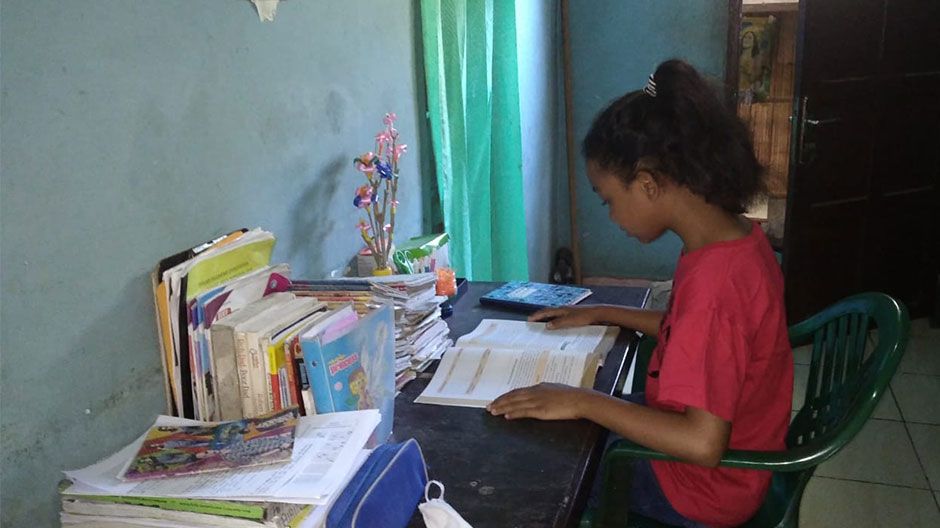 Auch Ririn (12) lebt in Indonesien und kann nicht mehr zur Schule gehen. Deswegen lernt sie zu Hause. Wenn sie das Haus verlässt, muss sie eine Maske tragen. Spielen kann sie im Moment nur mit ihrem Bruder in einem Hof, die Kinder dürfen sich nicht weit vom Haus entfernen.