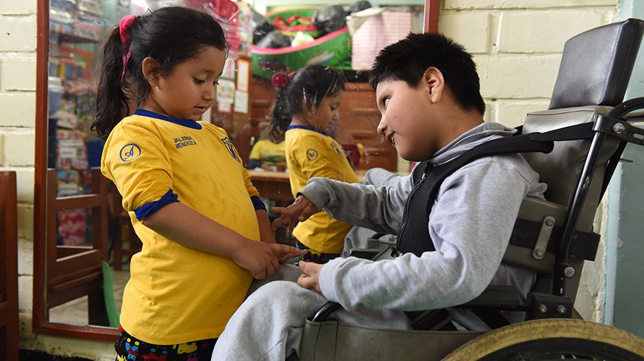 Sebastian (8) und seine Schwester Valeria (5), im Zentrum "Yancana Huasy". Dort erhalten Mädchen und Jungen mit geistiger und körperlicher Behinderung unabhängig von der finanziellen Situation ihrer Familien Unterstützung und Fürsorge. Lima, Peru, 10/2017