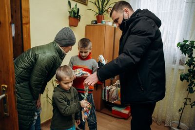 Seit dem Ausbruch der Pandemie versorgt das ukrainische Erzbistum Ivano-Frankivsk mit Hilfe der Sternsinger aus Deutschland bedürftige Familien mit Lebensmitteln und Hygieneprodukten.