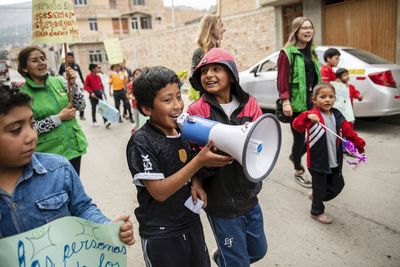 Percy (10) mit Megafon und Ángel (19) auf der Demonstration für Kinder- und Menschenrechte der Bewegung „Micanto - José Obrero“, Cajamarca, Peru; Foto: Florian Kopp