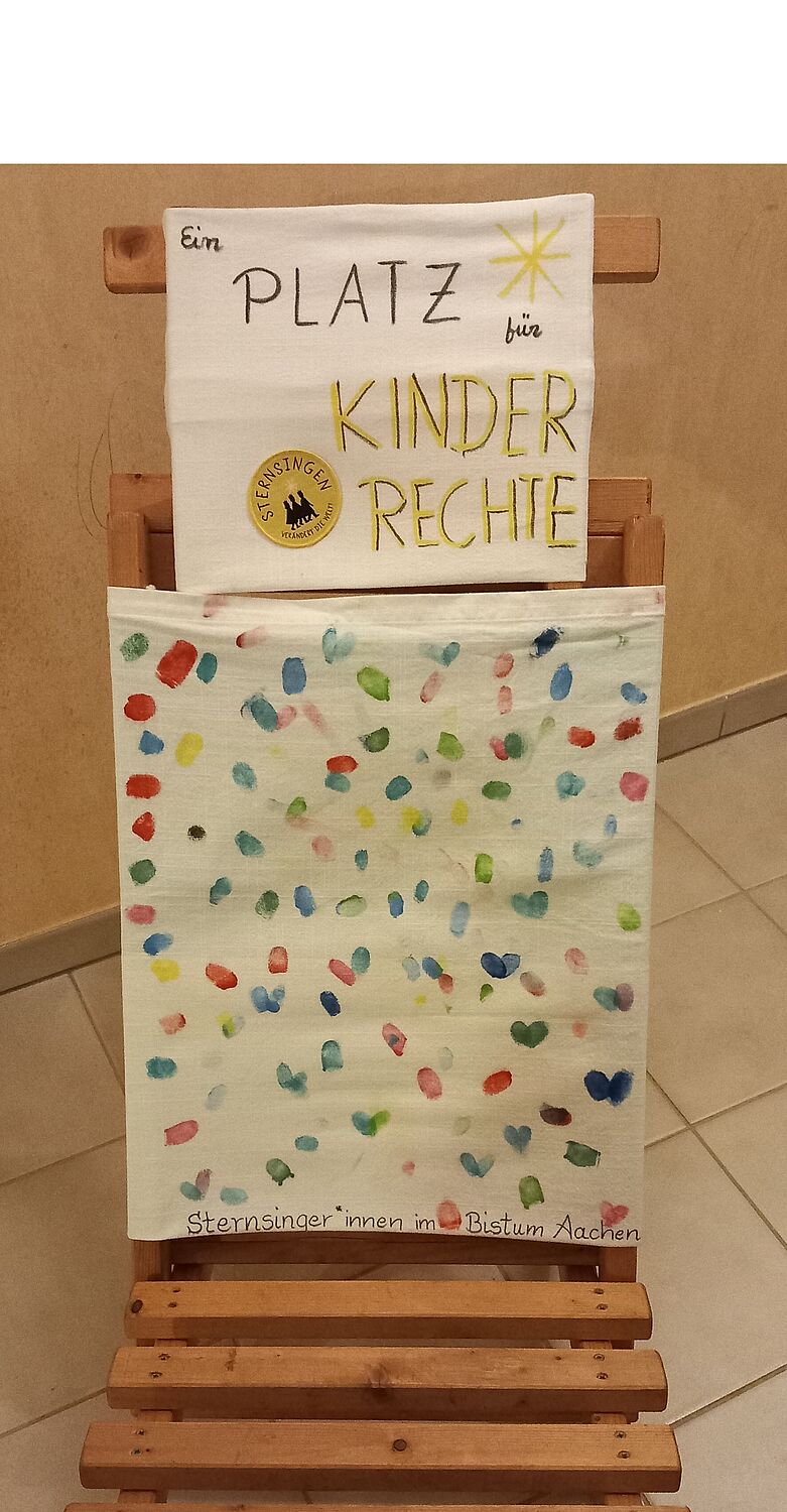 Zahlreiche Fingerabdrücke von Sternsinger*innen aus vielen verschiedenen Gemeinden und Gruppen sollen verdeutlichen, wie individuell Kinder sind und wie wichtig es ist, dass jede*r sich persönlich und sicher entwickeln kann. Dazu ist die Umsetzung aller Kinderrechte unbedingt notwendig, nicht nur in Deutschland, sondern weltweit. 
Gesammelt wurden die Fingerabdrücke bei der diözesanen Aussendungsfeier in Aachen am 28.12.2024. // © Anja Minder