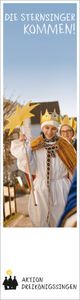 Ein Werbeplakat der Aktion Dreikönigssingen. Abgebildet sind Sternsinger die unterwegs sind. Die Sternsinger tragen Kronen, den Stern und die traditionellen Gewänder der Heiligen Drei Könige. Oben steht die Sternsinger kommen. Unten ist das Logo vom Kindermissionswerk.