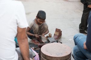 Bilderserie Indien Junge arbeitet als Schuster