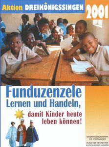 Das Aktionsplakat zu Aktion Dreikönigssingen für das Land Südafrika. Abgebildet ist eine Schulklasse. Zu sehen sind 13 Kinder einer Schulklasse. Sie sitzen an einem Tisch, haben Stifte in der Hand und freuen sich in der Schule zu sein und lernen zu können. In der Schulklasse sind sowohl Mädchen als auch Jungen. Die Mädchen tragen Kleidung mit blauem Kragen während die Jungen Kleidung mit weißem Kragen tragen. Und er Kopfzeile steht Aktion Dreikönigssingen´01. Mittig steht das Wort Funduzenzele. Das bedeutet Lernen und Handeln in Südafrika. Der Slogan der Aktion heißt Lernen und Handeln, damit Kinder heute leben können. 