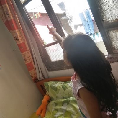 Rabella zeigt auf ihr Fenster.