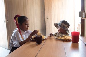 Bloß keine Spritzer auf die weiße Bluse der Schuluniform! Ángeles beim Mittagessen mit ihrem kleinen Bruder Jesús.