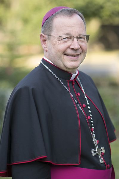 „Es ist ein Glückfall für die Kirche und die Kinder weltweit, dass es vor 175 Jahren den mutigen Schritt einer jungen Frau aus Aachen gab, mit Beharrungsvermögen und Hartnäckigkeit den Vorläufer des heutigen Kindermissionswerkes zu gründen. Auguste von Sartorius bleibt unvergessen, auch wenn sie heute kaum noch bekannt ist. Ihren Erfahrungen und ihrer tiefen christlichen Überzeugung von gelebter Nächstenliebe ist es zu verdanken, dass 1846 mit kleinen Gaben und Gebeten Kindern und Jugendlichen in Afrika und Asien geholfen wurde.



175 Jahre später ist das Kindermissionswerk ,Die Sternsinger‘ unverzichtbarer denn je. Ich gratuliere dem Werk und allen Mädchen und Jungen, die sich ehrenamtlich engagieren, für den selbstlosen und großartigen Einsatz. Bei Wind und Wetter praktizieren sie alle Nächstenliebe, gerade auch in schwierigen Zeiten wie der Corona-Pandemie. Der Stern, den die Sternsinger vorantragen, zeugt von der Liebe Christi zu allen Menschen. Wenn vieles in unserer Gesellschaft verblasst, schenken die Sternsinger mit dem Stern von Bethlehem ein Zeichen der Hoffnung – „damit Kinder leben können“, wie es das Kindermissionswerk sagt.



175 Jahre Einsatz für den Nächsten, gerade für die Kleinsten und Verwundbarsten, bedeutet auch, die Frohe Botschaft zu verkünden. Ich danke allen Kindern und Jugendlichen und dem Kindermissionswerk für die Arbeit, für die Zeit und für das Licht, das Sie und Ihr Menschen über alle Religionsgrenzen hinweg schenken. Ihnen und Euch allen wünsche ich: Macht weiter! Die Kinder weltweit brauchen Sie! So werden die Sternsinger Licht für andere!“ 