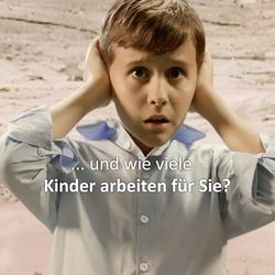 Ein Junge im Steinbruch, der sich die Ohren zuhält.