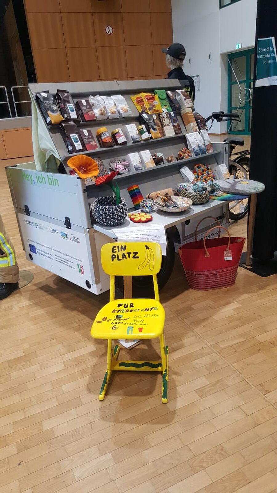 Auf der Nachhaltigkeits- und Mobilitätsmesse der Stadt Lohmar am 18. Mai 2025 wurde dieser Stuhl am Verkaufsstand des Fair Trade Teams aufgestellt, um auf die Kinderrechte aufmerksam zu machen.  // © Bruni Albrecht