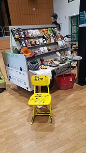 Auf der Nachhaltigkeits- und Mobilitätsmesse der Stadt Lohmar am 18. Mai 2025 wurde dieser Stuhl am Verkaufsstand des Fair Trade Teams aufgestellt, um auf die Kinderrechte aufmerksam zu machen.  // © Bruni Albrecht