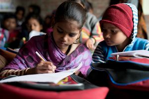 Vier Stunden täglich lernen 120 Kinder in drei Klassen Lesen, Schreiben und Rechnen. 