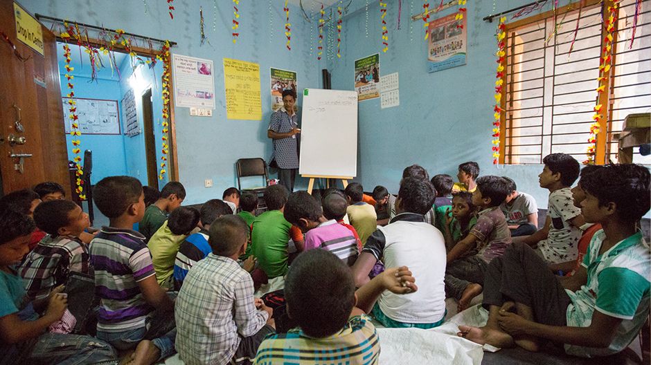 Bei ARKTF erhalten die Kinder, die noch nicht lesen und schreiben können, eine Stunde lang informellen Unterricht.