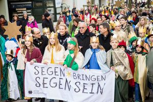 Der Sternsingerzug mit mehr als 2.000 Sternsingern zieht durch die Innenstadt von Fulda. Pfarrer Dirk Bingener, Bundespräses des Bundes der Deutschen Katholischen Jugend, Katharina Schick, BDKJ Fulda, Bischof Heinz Josef Algermissen, Prälat Dr. Klaus Krämer, Präsident des Kindermissionswerks ,Die Sternsinger' führen den Zug an. Die erste Reihe trägt das Banner mit dem Slogan Segen bringen, Segen sein.