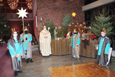 Gemeinsam mit den Sternsingern Lea (12), Matilda (10), Marlene (11) und Christiana (10) aus der Pfarrei St. Wendelinus Hainstadt zelebrierte Pfarrer Bingener den Jubiläums-Gottesdienst.