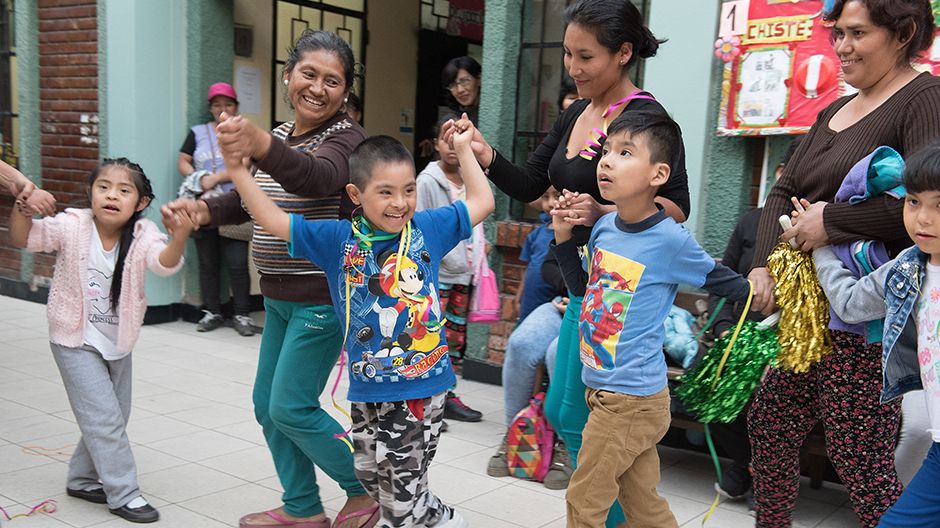 Party, Im Zentrum "Yancana Huasy". Dort erhalten Mädchen und Jungen mit geistiger und körperlicher Behinderung unabhängig von der finanziellen Situation ihrer Familien Unterstützung und Fürsorge. Lima, Peru, 10/2017