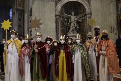 Vaticano, 1 gennaio 2022.
Papa Francesco celebra la Santa Messa per la Festa di Maria Madre di Dio.
Sono presenti i Cantori della Stella ( Sternsinger )