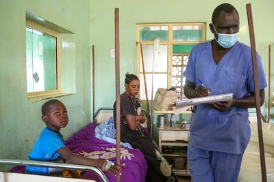 Benson bei der Aufnahme im Daniel-Comboni-Krankenhaus in der südsudanesischen Stadt Wau. Mit Hilfe der Sternsinger aus Deutschland werden hier kleine und große Patienten behandelt.
