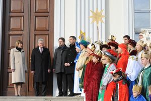 Bundespräsident Joachim Gauck und seine Frau Daniela empfangen die Sternsinger im Schloss Bellevue. Rund dreißig Sternsinger sind mit Kronen, Umhängen und Gewändern gekleidet und stehen auf der Treppe vor dem Eingang des Schloss Bellevue. Oben auf der Treppe steht neben dem Bundespräsidenten und seiner Frau auch Prälat Dr. Klaus Krämer.