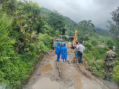 Die schweren Überschwemmungen und Erdrutsche haben im Norden Nepals Straßen zerstört.