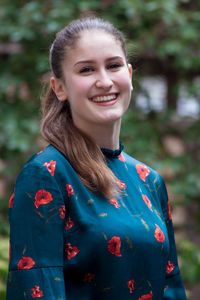 Isabel Cadenbach aus Aachen Die Freiwillige Isabel aus Aachen. Sie trägt ein dunkel grünes Kleid mit roten Blumen.