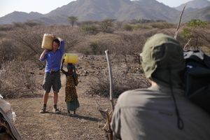 Drearbeiten zum Film "Willi in Kenia". Die zehn-jährige Aweet und Willi stehen dabei im Mittelpunkt.