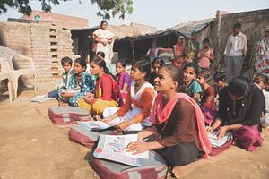 Salma in der freien Schule in Milik, Indien