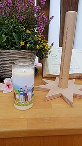 "Lasst die Kinder zu mir kommen."  (siehe Lk 18,15-17)
Unter diesem Leitwort stand der Mittagsimpuls am 19. August 2026 auf der Landesgartenschau Nordhrein-Westfalen in Neuss. Ausgehend vom Evangelientext wurde in einem Dialoggespräch aufgezeigt, wo und wie sich Kinder und Jugendliche einsetzen - zum Beispiel bei der Sternsinger-Aktion.
Das Jugendhaus Düsseldorf ist die Bundeszentrale für katholische Jugendarbeit. Im gleichnamigen Gebäude haben verschiedene katholische Organisationen und Verbände wie der Bund der Deutschen Katholischen Jugend (BDKJ) und die Kirchliche Arbeitsstelle für Männerseelsorge ihren Sitz. // © Maria Wego, Jugendhaus Düsseldorf e.V.