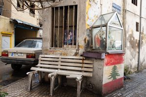 Bilderserie Libanon 06 Der Libanon ist für den Zedernbaum berühmt. Der immergrüne Nadelbaum ist auch auf der libanesischen Flagge abgebildet. Die rote Farbe steht für das Blut, das im Freiheitskampf vergossen wurde, das Weiß für den Frieden.