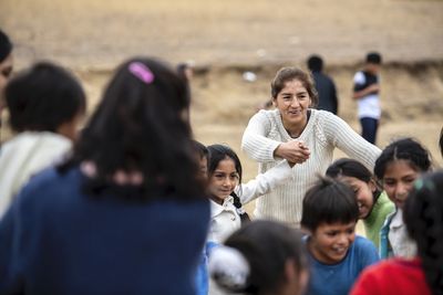Projektleiterin Dianira Trigoso Vizconde arbeitet mit den Kinder der Jugendgruppe "Angeles de Shudal", die sich jeden Samstag auf dem Fußballplatz im ländlichen Stadtteil Pacha Alta trifft. Bewegung „Micanto - José Obrero“, Cajamarca, Peru; Foto: Florian Kopp