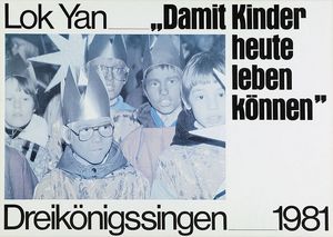 Ein Plakat der Sternsinger aus dem Jahr 1981. Das Motiv ist ein Foto einer Sternsingergruppe. Zu sehen sind fünf Sternsinger. Diese haben Kronen und Umhänge an und tragen auch den Stern der Sternsinger mit sich. Das Foto wird eingerahmt von zwei Schriftzügen. Über dem Bild steht: Lok Yan- Damit Kinder heute leben können. Unter der Bild der Sternsinger steht Dreikönigssingen 1981