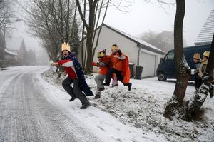 Diese Sternsingergruppe hat keine Zeit zu verlieren. Sie rennen schnell zur nächsten Station und springen dafür sogar über einen Straßengraben.