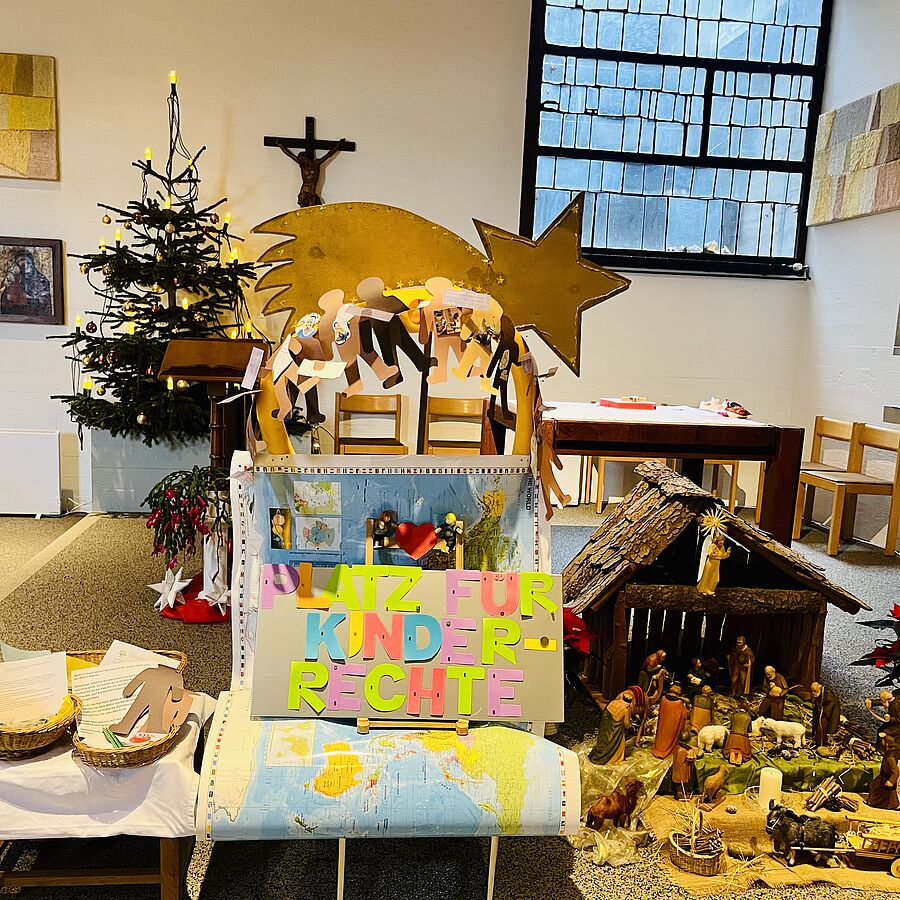 Nehmt euch einen Moment Zeit…

FÜR EINE GERECHTE UND LIEBEVOLLE WELT FÜR ALLE KINDER!

Unsere Sternsinger- und Religionsschulkinder haben Figuren gestaltet und ihre Gedanken zu Kinderrechten aufgeschrieben.
Bei einem feierlichen Gottesdienst wurde unser Stuhl mit viel Stolz allen Besucherinnen und Besuchern vorgestellt. // © Loredana Ventre