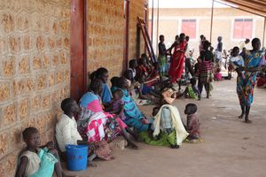 Wartezimmer: Viele Mütter kommen, mit ihren zum Teil mangelernährten Kindern, in das Mary-Help-Krankenhaus in der Stadt Wau.