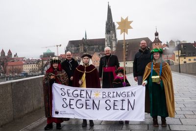Statt der geplanten 240 Mädchen und Jungen feiern 32 Sternsinger (acht Sternsinger-Gruppen) im Regensburger Dom am Donnerstag, 30. Dezember, die bundesweite Eröffnung ihrer 64. Aktion Dreikönigssingen.