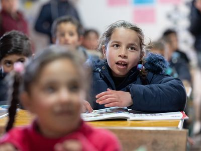 „Es ist Zeit zu lernen.“ „Du bist wichtig.“ „Jemand hört dir zu.“ Diese und andere positive Botschaften sind auf bunten Zetteln überall an den Wänden der Schule zu sehen – verziert mit bunten Blumen, Schmetterlingen oder Friedenstauben. Viele der Kinder lernen erst hier, was Frieden bedeutet. 