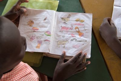 Noch gibt es viel mehr Turkana-Kinder, die hier leben und lernen, doch zunehmend interessieren sich auch Dassanech-Familien für das Lehrangebot. Schule und Internat genießen einen guten Ruf, unterrichtet wird auf Englisch und Kishuaheli, den kenianischen Landessprachen. 
