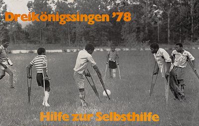 Ein Plakat der Sternsinger aus dem Jahr 1978. Das Plakat ist schwarz und weiß. Das Motiv zeigt sechs Jugendliche beim Fußballspiel. Die Kinder und Jugendlichen haben Verletzungen wie gebrochene Beine. Sie spielen Fußball auf Krücken. Oben links in der Ecke steht Dreikönigssingen´78. Mittig unten steht Hilfe zur Selbsthilfe. Beide Schriftzüge stehen dort in orangener Farbe.