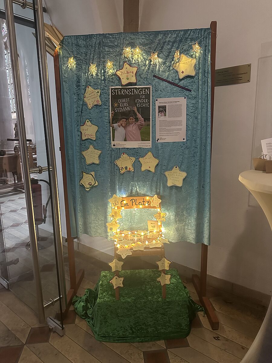 Unser Platz für Kinderrechte ist hell erleuchtet und auf einem Podest platziert, damit alle Besucher unserer Kirche sehen, wie wichtig die Rechte für Kinder sind und was wir Kinder wichtig finden! // © S.Lackmann