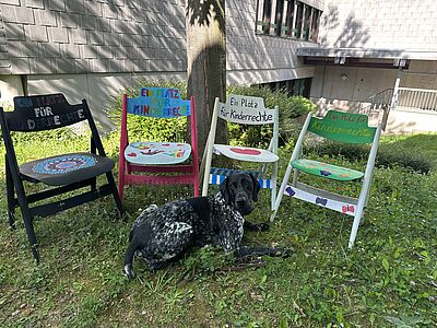Die angehenden Erzieher:innen der BKSPIT3/2 Klasse an der Johanna-Wittum-Schule hat vier Plätze für Kinderrechte gestaltet, die jetzt im gesamten Schulhaus verteilt auf das Thema Kinderrechte aufmerksam machen.  // © Yvonne Bohnert 