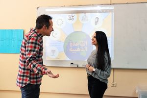 TV-Reprter Willi Weitzel im Gespräch mit  Lehrerin Jessica Youssef bei den Dreharbeiten zum neuen Sternsingerfilm: Willi im Libanon.