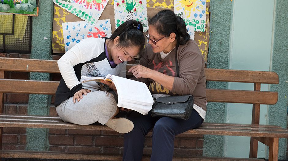 Mutter (Petronilla, 58) mit ihrer Tochter (Aracelli, 14). Im Zentrum "Yancana Huasy". Dort erhalten Mädchen und Jungen mit geistiger und körperlicher Behinderung unabhängig von der finanziellen Situation ihrer Familien Unterstützung und Fürsorge. Lima, Peru, 10/2017