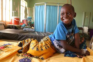 Benson ist fünf Jahre alt und lebt im Südsudan. Nach einem Sturz vom Mangobaum brachte seine Mama ihn zu Fuß den langen Weg ins Krankenhaus.