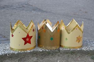Die Heiligen Drei Könige tragen Kronen aus Gold. Die Kronen sind oben gezackt und glänzen und funkeln. Man kann die Kronen auch nich selber verzieren und sie so ganz einzigartig machen.